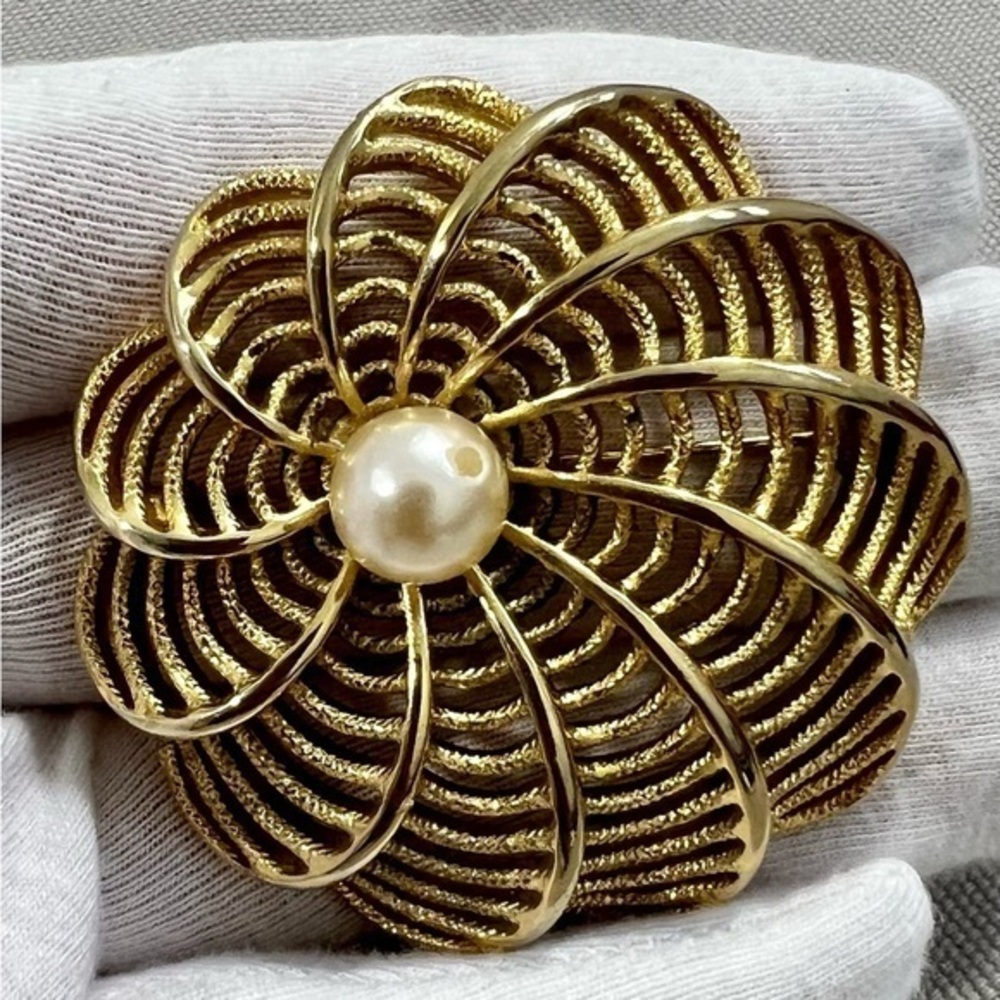 Vintage costume jewelry - gold tone and Pearl Brooch - Picture 4 of 10